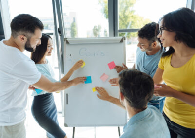 Azubi-Trainings mit Schwerpunkt auf Kommunikation und effektiver Zusammenarbeit verbessern die zwischenmenschlichen Fähigkeiten von Auszubildenden und sorgt für mehr Effektivität und ein positives Arbeitsklima