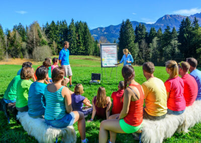 Durch ein gut angesetztes Azubi-Training erlernen die Auszubildenden wichtige Fähigkeiten und Verhaltensweisen, die für eine erfolgreiche berufliche Laufbahn und Zusammenarbeit im Team unerlässlich sind