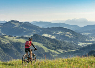 E-Bike Touren bieten eine entspannte und unterhaltsame Umgebung, um sich abseits des Arbeitsumfelds kennenzulernen und gemeinsam Spaß zu haben