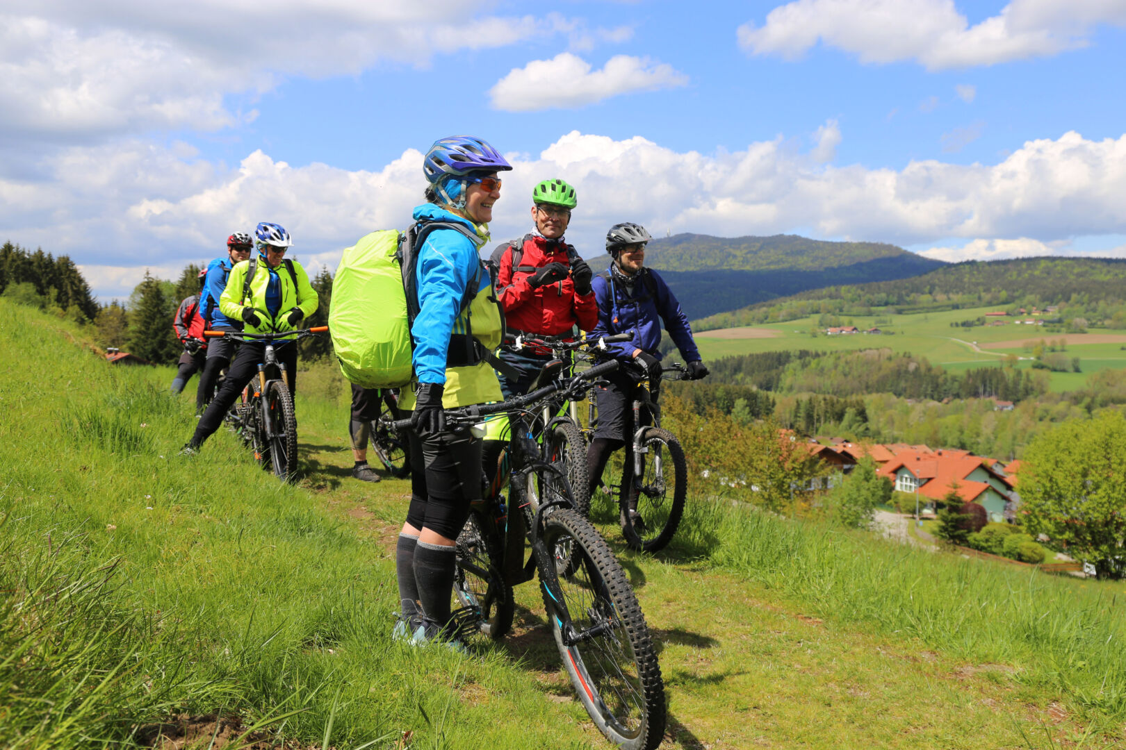 E-Bike Team-Touren bieten den Teilnehmern die Möglichkeit, in der Natur zu entspannen und dabei den Teamgeist zu stärken. Durch gemeinsame Erlebnisse werden Bindungen im Team gefestigt und das Zusammengehörigkeitsgefühl gestärkt